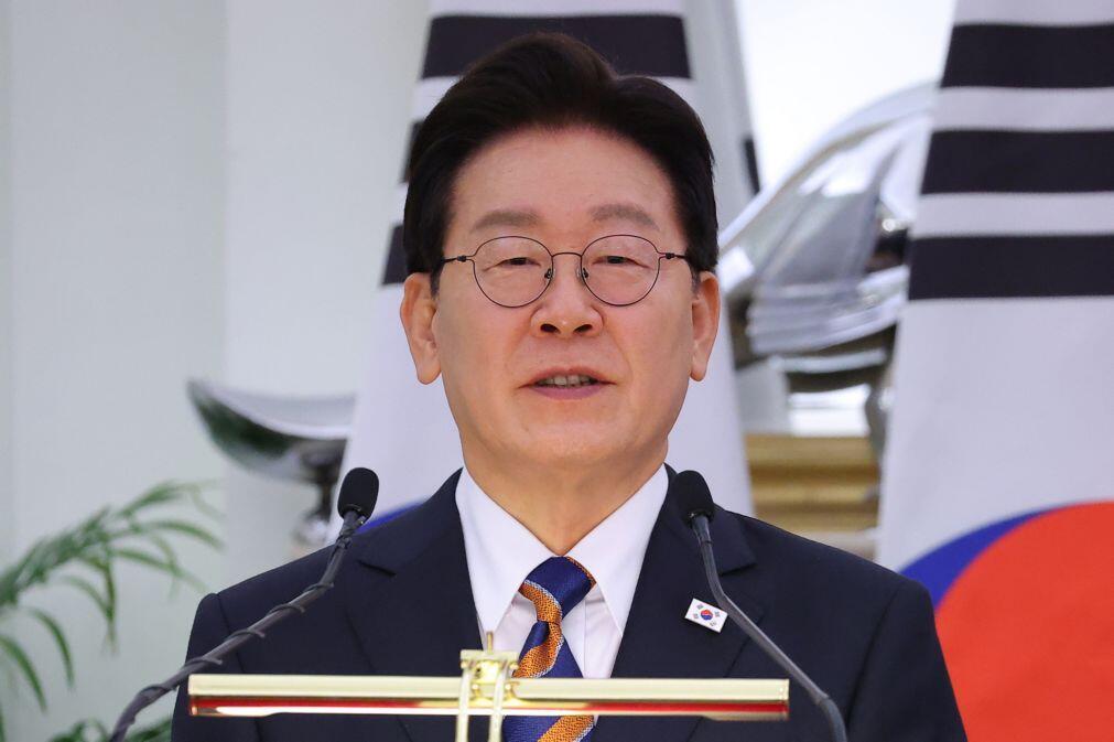 Seul mantém apelo à paz apesar da Coreia do Norte retirar reunificação da Constituição