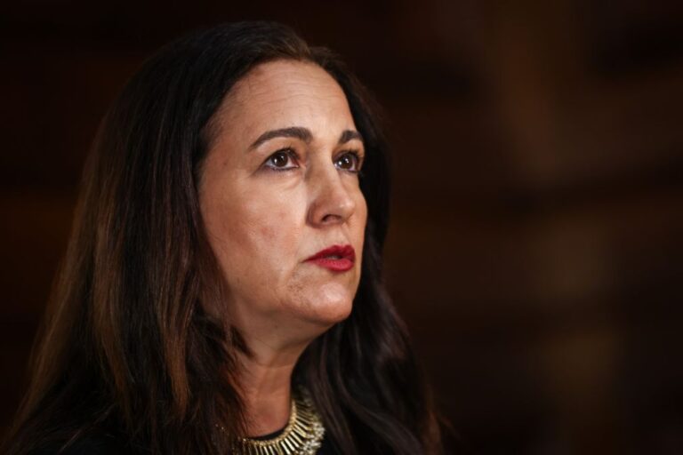 Autoridades francesas já pediram retorno das duas crianças abandonadas - ministra da Justiça