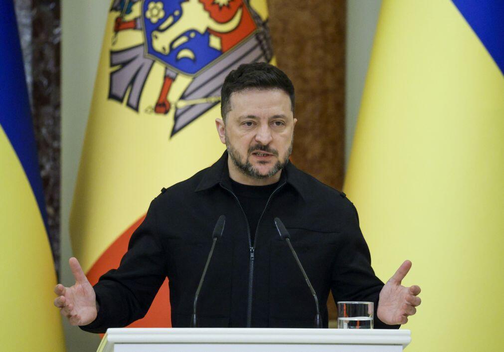 Zelensky critica “puro cinismo” da Rússia