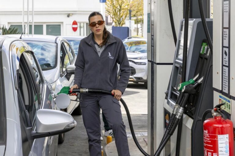 PS insiste na descida do IVA dos combustíveis e chama ao parlamento representantes das petrolíferas