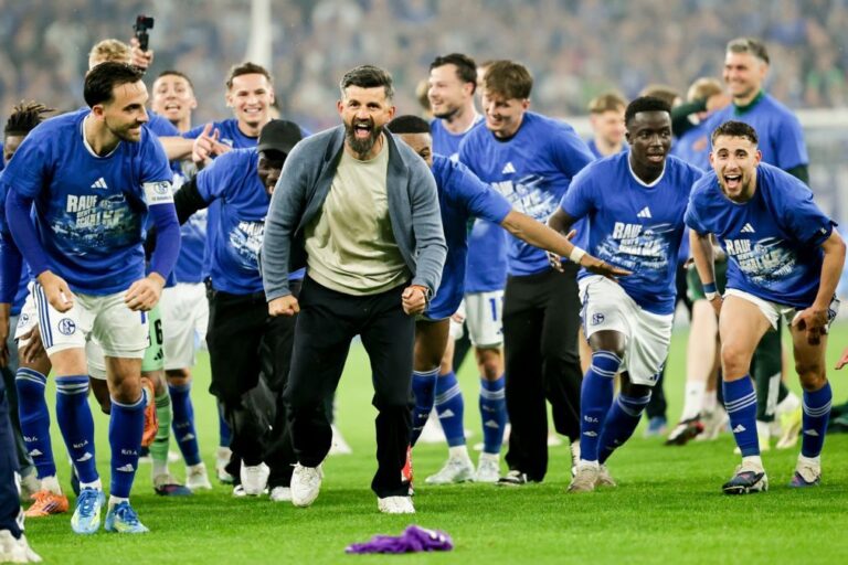 Schalke 04 confirma regresso à Liga alemã três anos depois