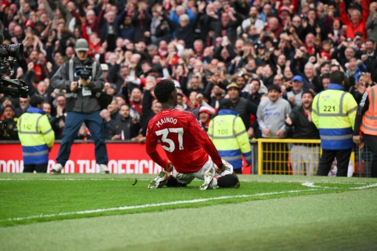 Estreia a marcar de Mainoo garante ao United triunfo sobre o Liverpool e regresso à 'Champions'