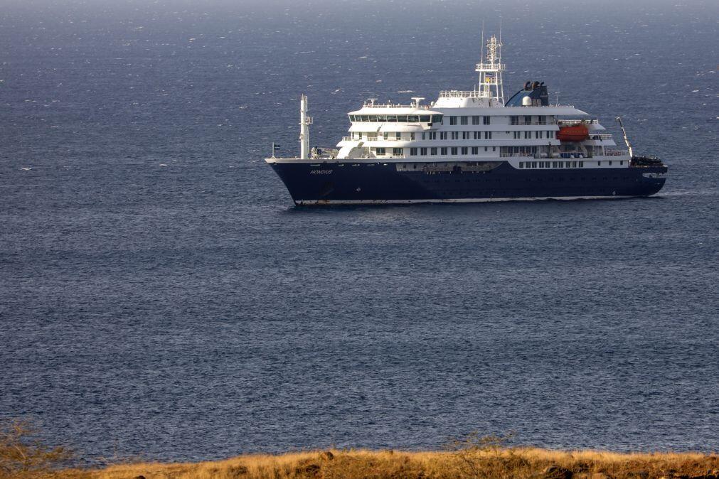 Cruxeiro neerlandês MV Hondius dá entrada no porto de Granadilla, em Tenerife