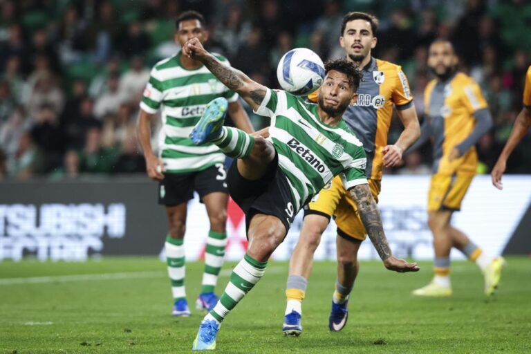 Sporting goleia Vitória de Guimarães e iguala Benfica no segundo lugar