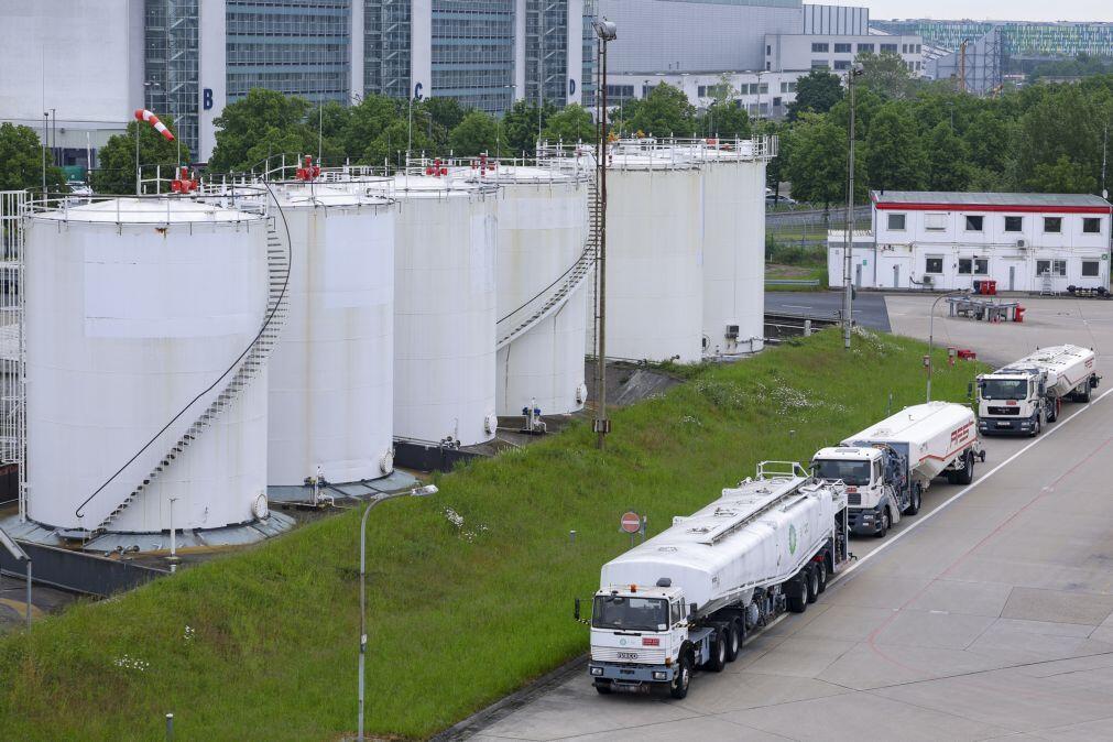 Bruxelas mapeia reservas de emergência de jet fuel mas afasta risco imediato de escassez