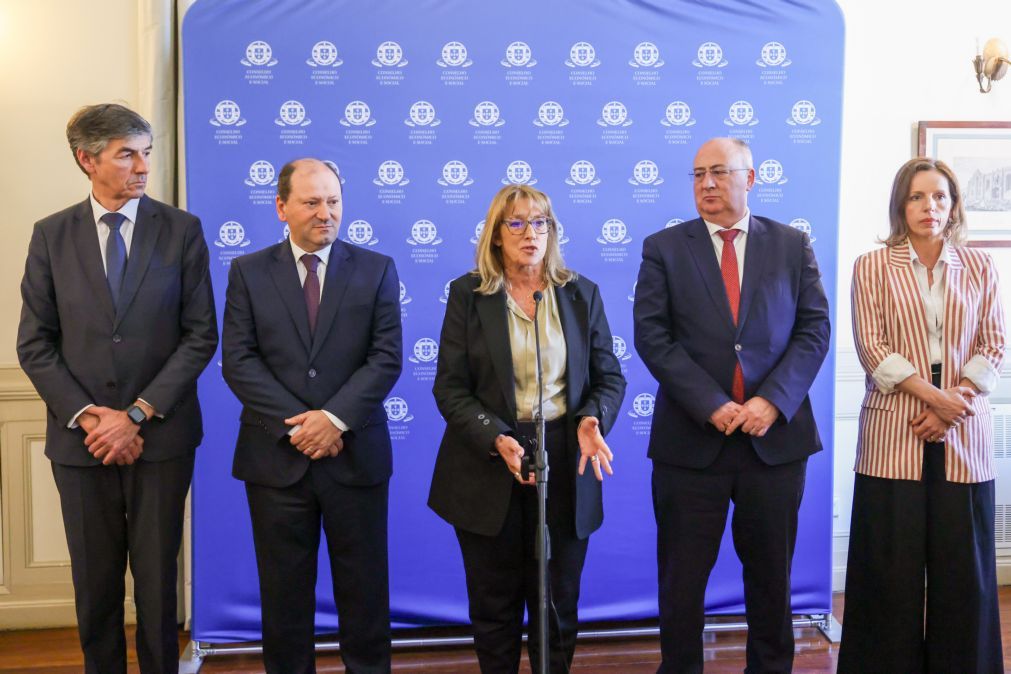 Governo quer negociar lei laboral com PS e Chega mas afasta descida da idade da reforma