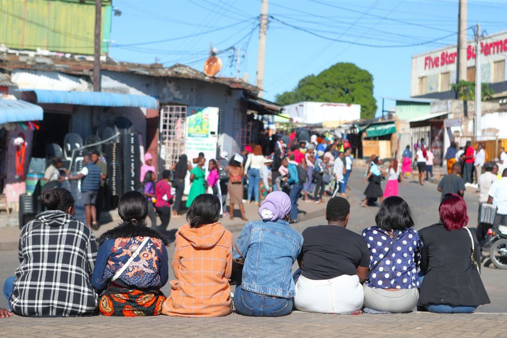 ‘Chapas’ paralisam em Maputo ao segundo dia de novos preços dos combustíveis