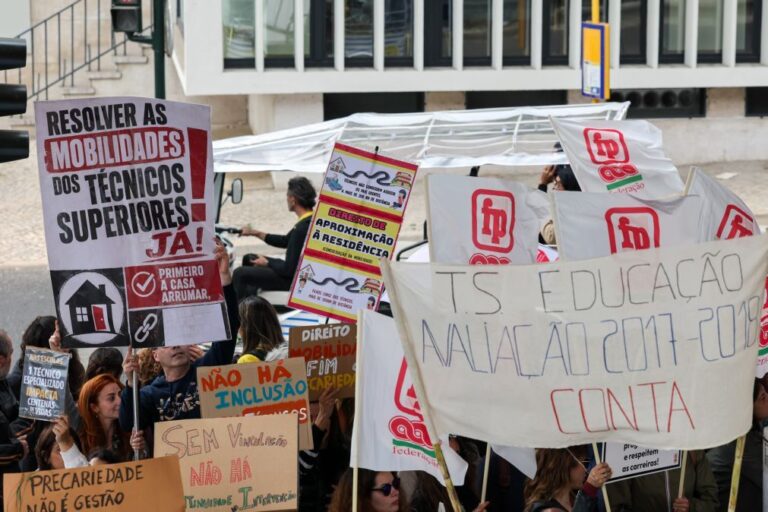 Dezenas de trabalhadores das escolas exigem pagamento das progressões nas carreiras