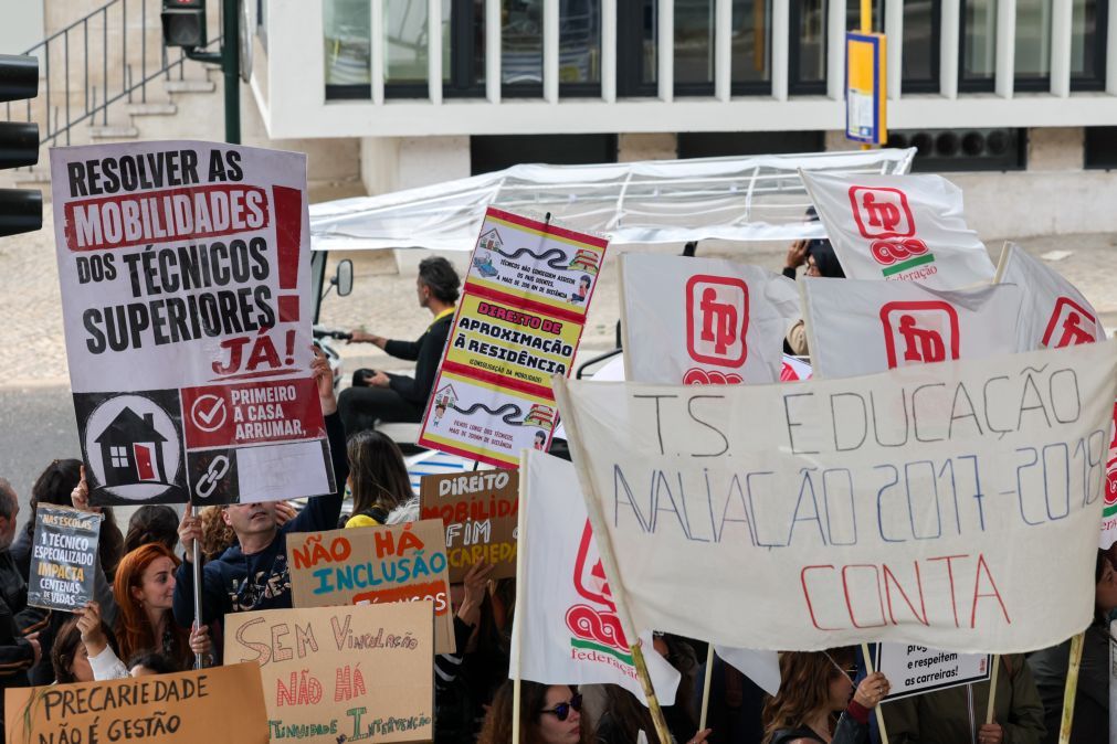 Dezenas de trabalhadores das escolas exigem pagamento das progressões nas carreiras
