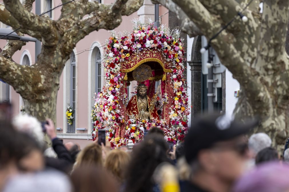 Chuva não travou jornada de fé na mudança da imagem do Santo Cristo em Ponta Delgada