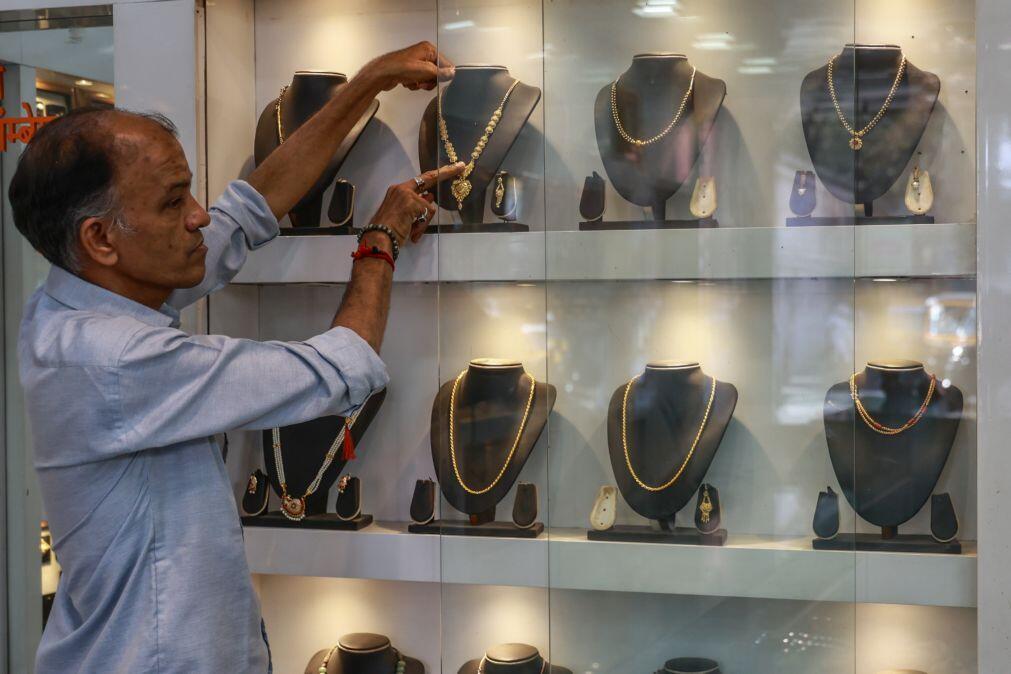 Índia quase triplica tarifa sobre ouro e prata para conter impacto da guerra no Irão