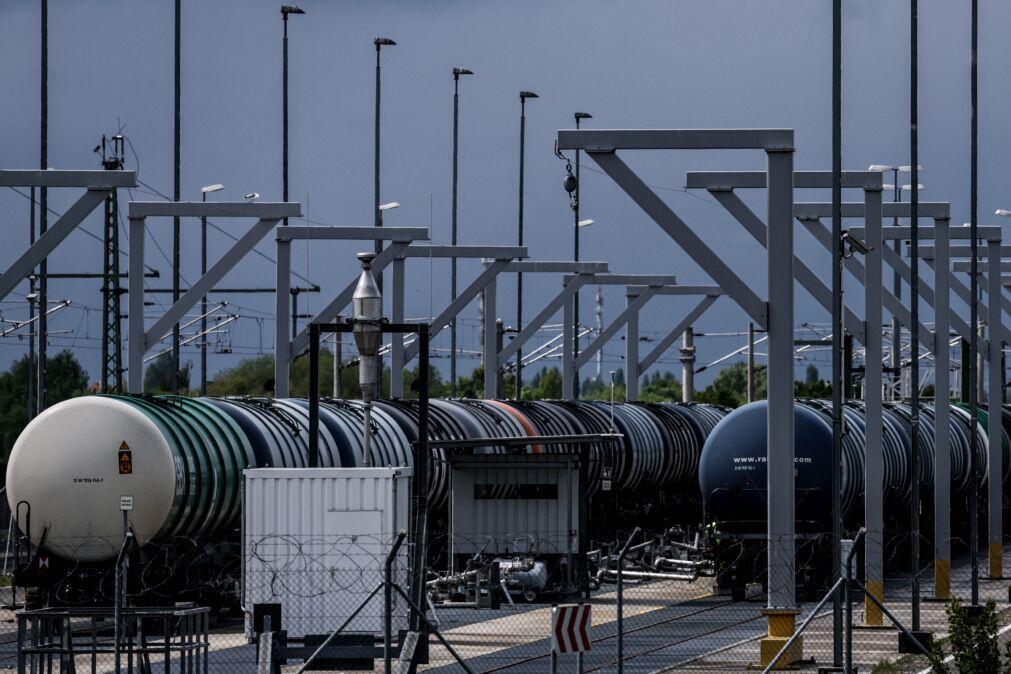 Preço do ‘brent’ para entrega em julho cai mais de 5% para quase 98 dólares