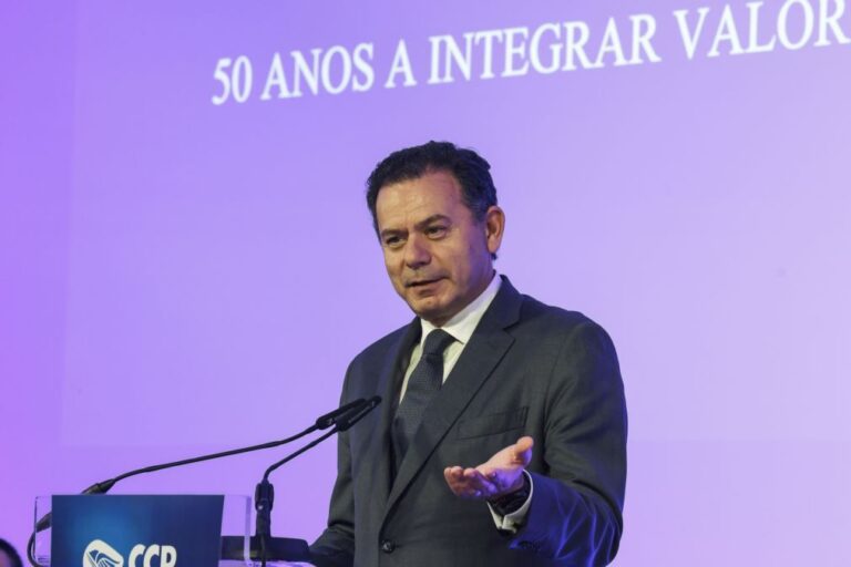Governo vai aprovar quinta-feira proposta de revisão da legislação laboral - PM
