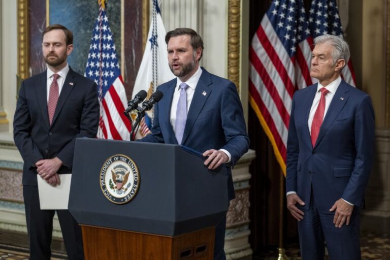JD Vance sublinha que nuclear é 'linha vermelha' nas negociações com o Irão
