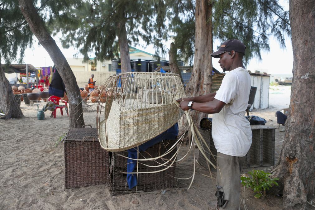Cestos e móveis de palha feitos à mão alimentam famílias em Maputo