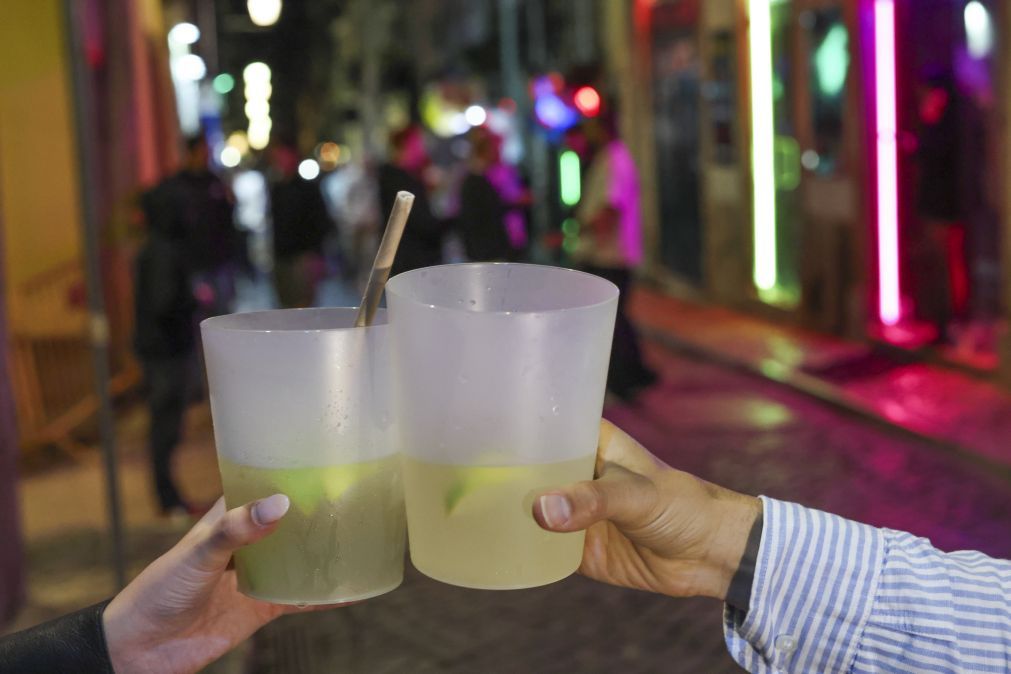 Bairro Alto continua a circular de copo na mão após limitação à venda de álcool na rua