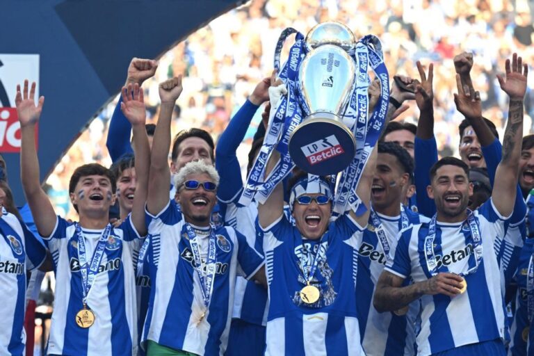 FC Porto campeão: Diogo Costa ergue troféu perante 50 mil adeptos no Dragão