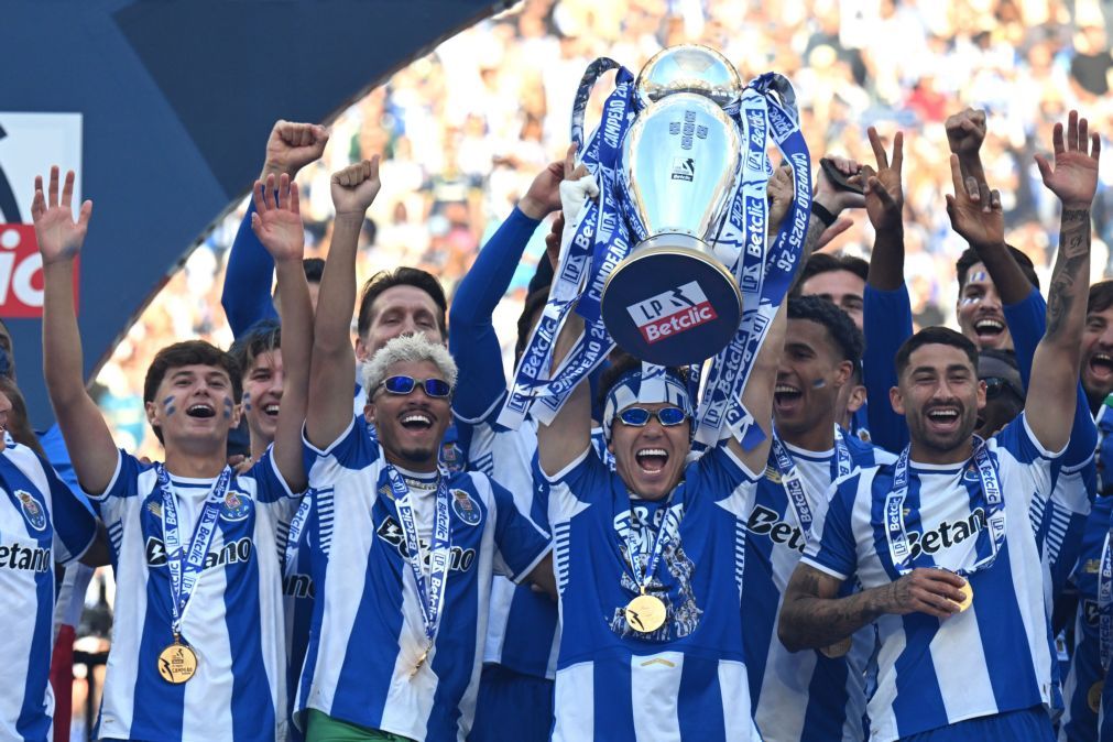 FC Porto campeão: Diogo Costa ergue troféu perante 50 mil adeptos no Dragão