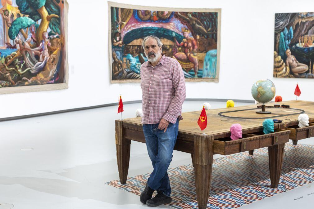 Manuel João Vieira mostra “pluriverso” nas artes plásticas em exposição em Lisboa