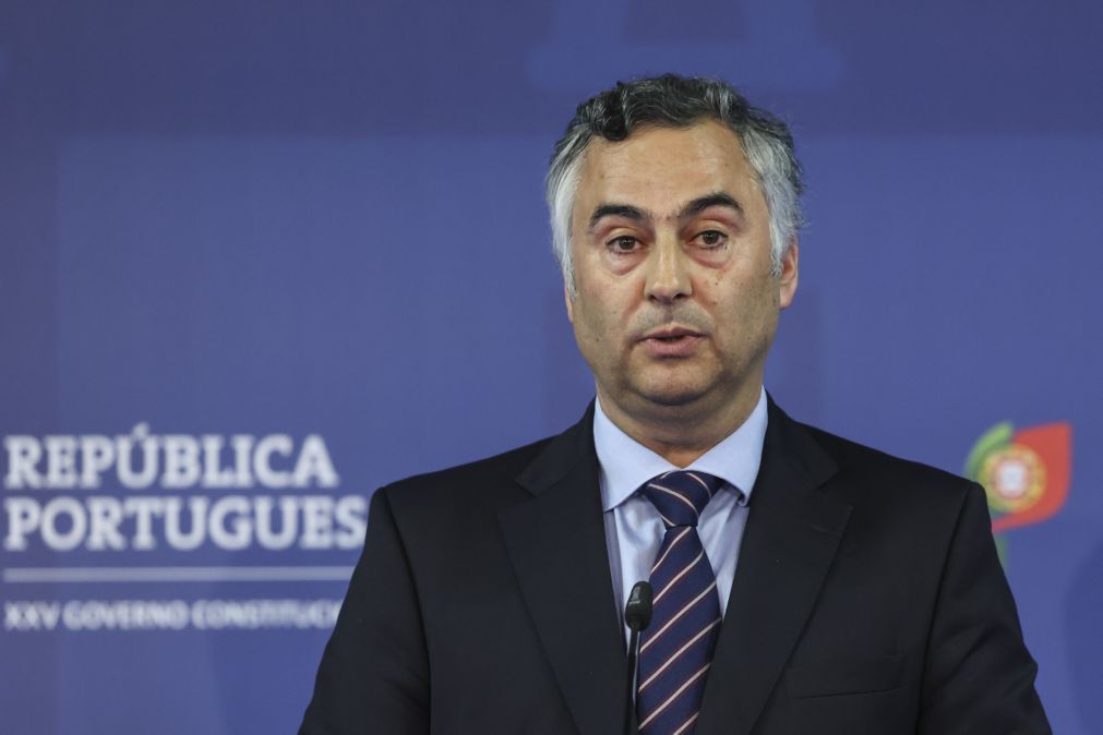 Ministro confirma “ajuste” que limita apoio extra a alunos mais pobres