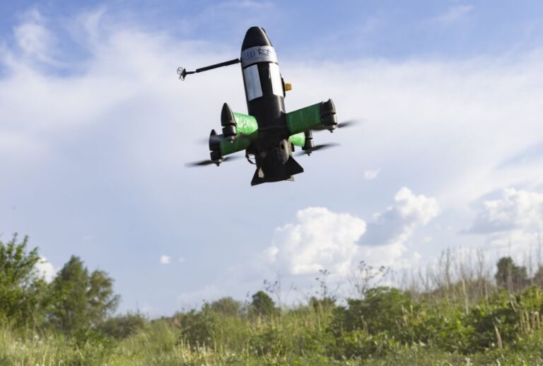 Depósito de petróleo russo em chamas após ataque de drones ucranianos