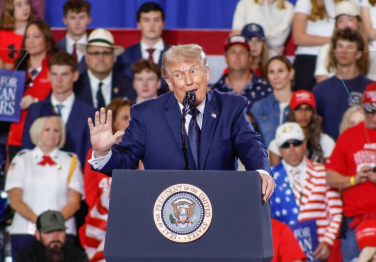 Trump diz que negociações correm bem mas mantém bloqueio aos portos iranianos até haver acordo