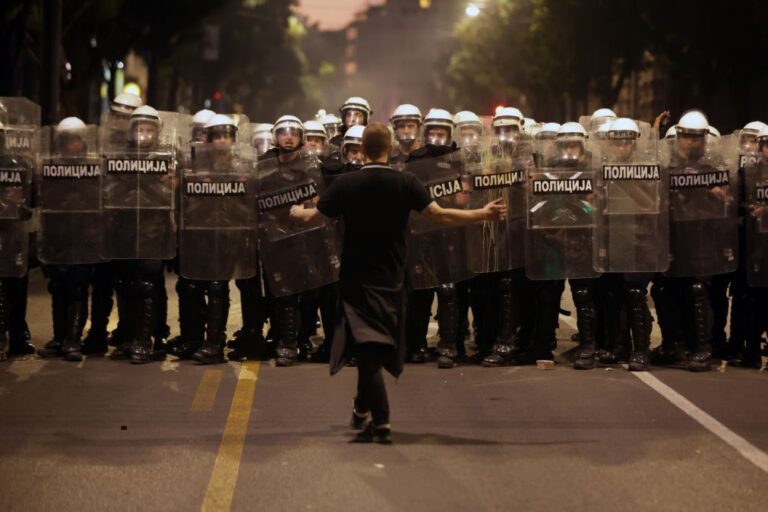 Manifestantes sérvios em confrontos com polícia após manifestação antigovernamental em Belgrado