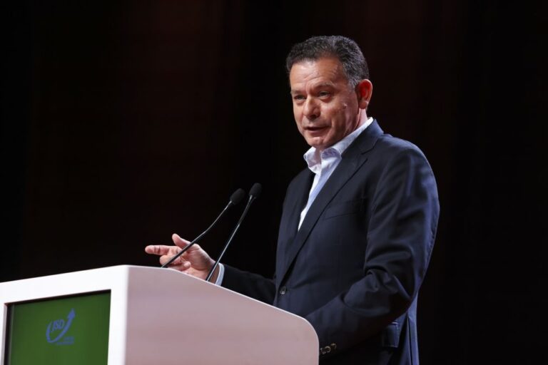 Luís Montenegro pede apoio para pacote laboral aos jovens do congresso da JSD
