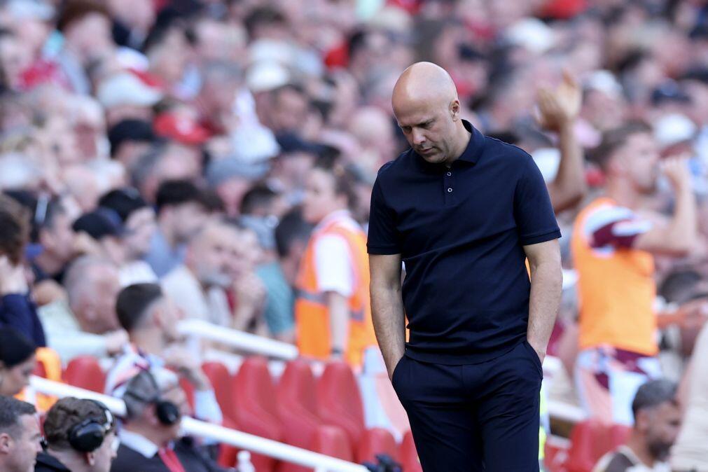 Liverpool despede treinador Arne Slot um ano após conquista do título inglês