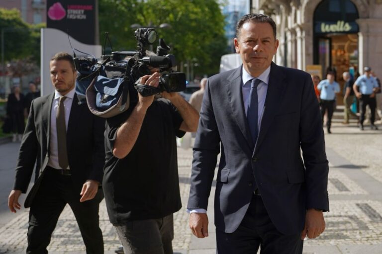 Primeiro-ministro volta ao parlamento com polémica no MAI e relatório do PR sobre tempestades