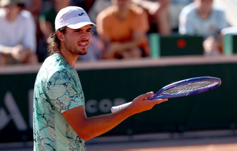 Faria contraria Shapovalov e avança para a segunda ronda de Roland Garros