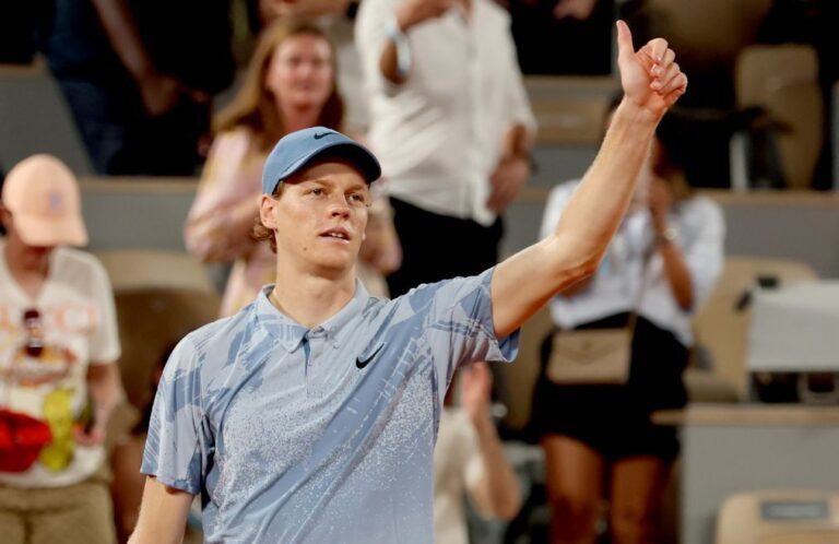 Jannik Sinner apura-se para a segunda ronda de Roland Garros