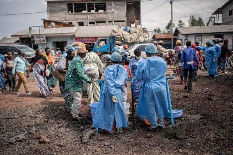 OMS eleva para 223 as mortes suspeitas por ébola na RDCongo