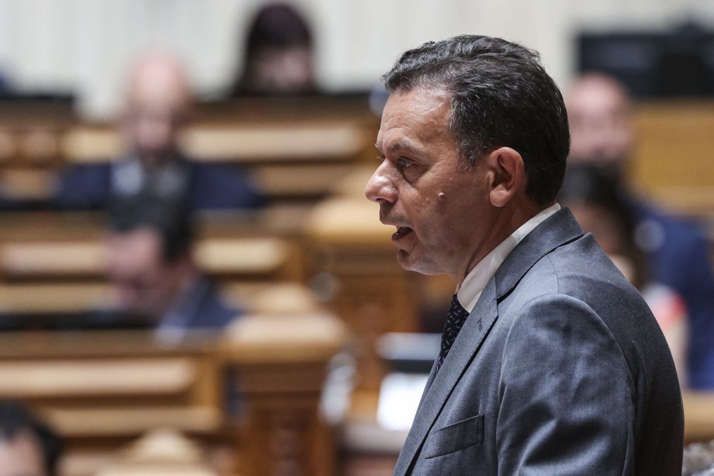 Montenegro compara Governo a “corredor de fundo” após críticas de Passos sobre falta de ritmo