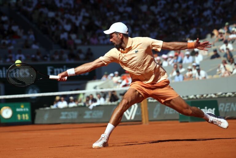 Novak Djokovic pela 21.ª vez seguida na terceira ronda de Roland Garros