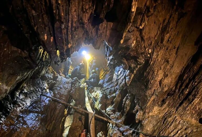 Retiradas mais quatro pessoas de gruta inundada no Laos
