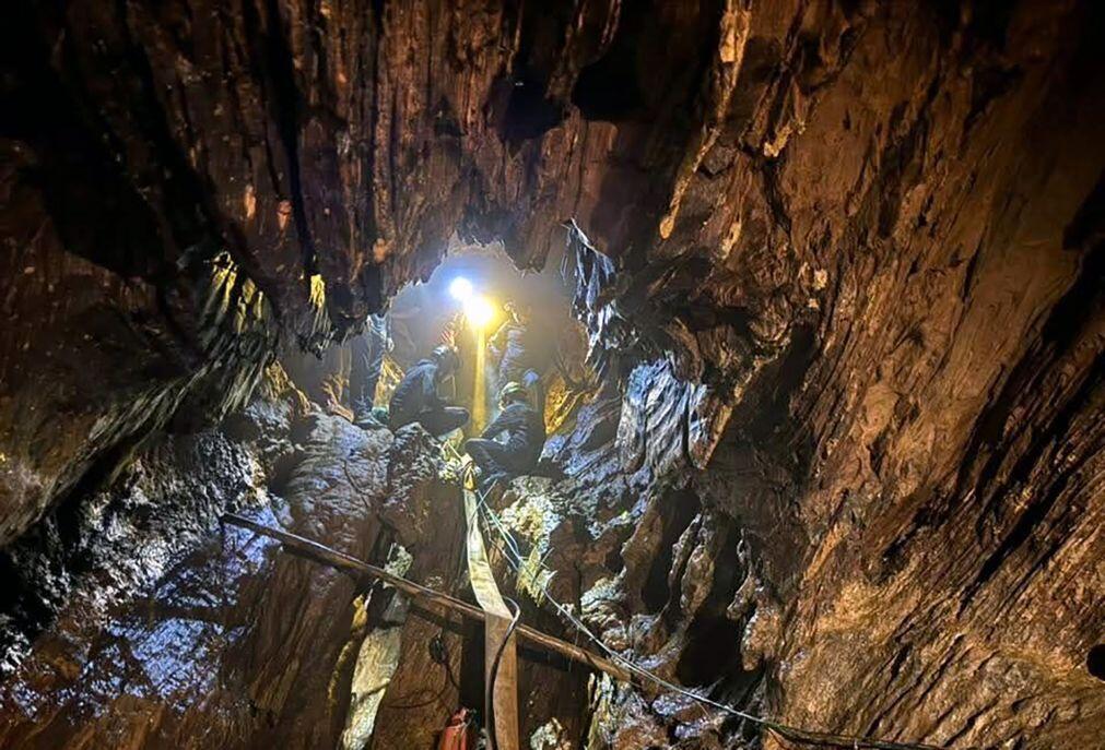 Retiradas mais quatro pessoas de gruta inundada no Laos