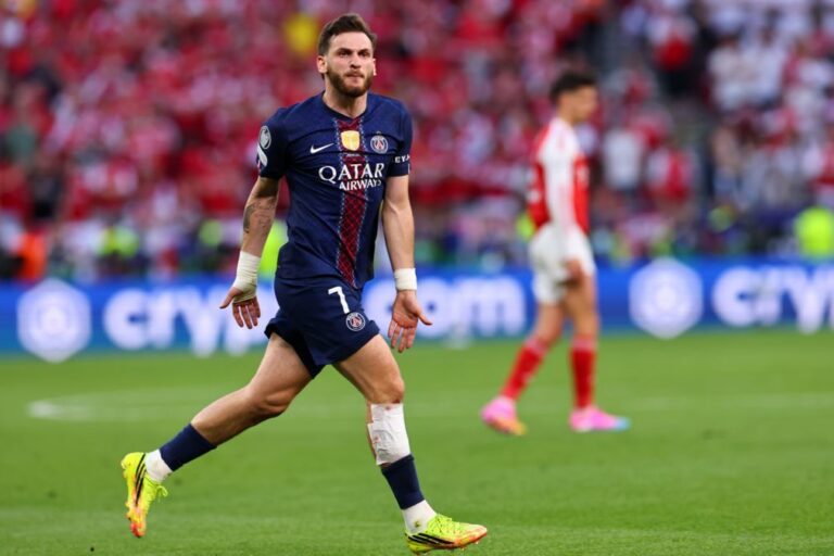 Kvaratskhelia é eleito o futebolista da época na 'Champions' - UEFA