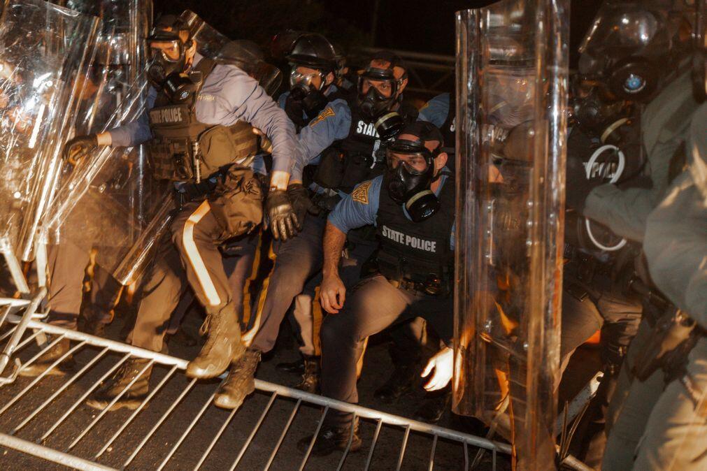 Centro de detenção de imigrantes em Nova Jérsia é palco de confrontos