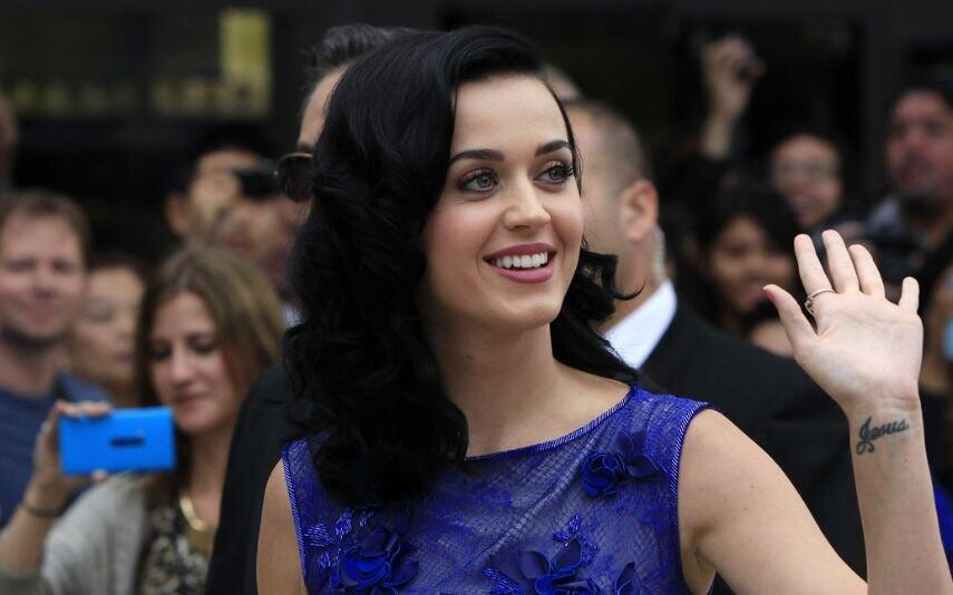 Katy Perry Depois de acusação de esfregar vagina na cara de atriz, agora é acusada de expor pénis de ator