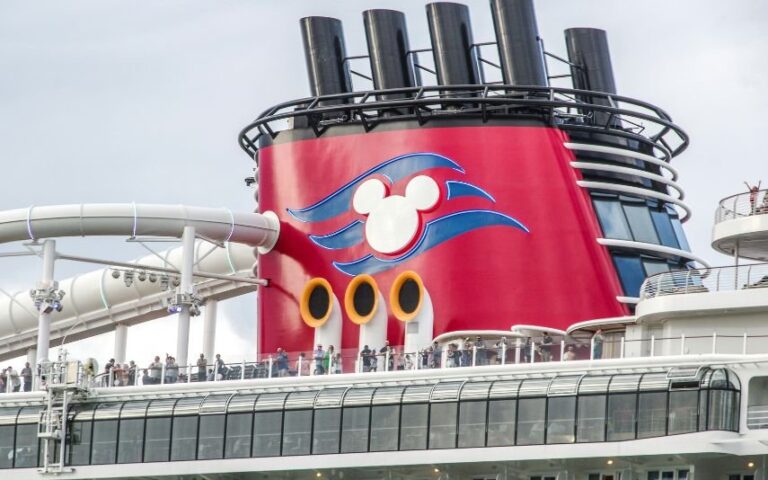 Mundo Português detido em cruzeiro da Disney após ser acusado de exploração sexual infantil