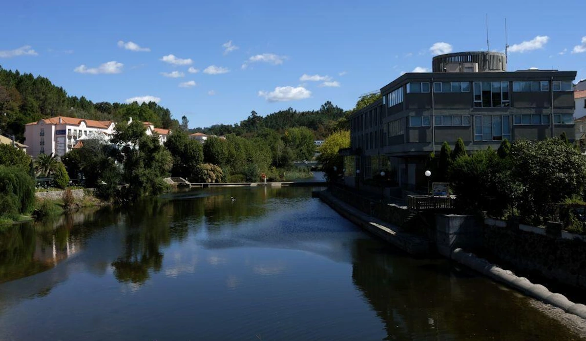 Poluição invisível: estudo deteta presença generalizada de microplásticos nos rios Mondego e Vouga