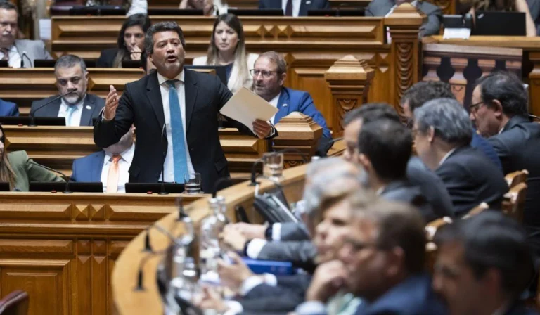 Constituição sob fogo: O plano do Chega para limpar a herança de 1976