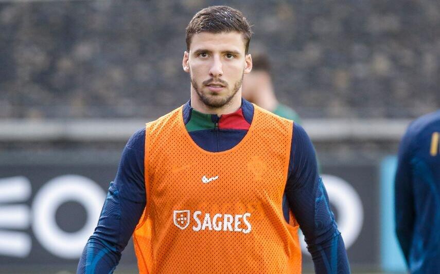 Rúben Dias Terá contactado várias mulheres durante namoro com Maya Jama