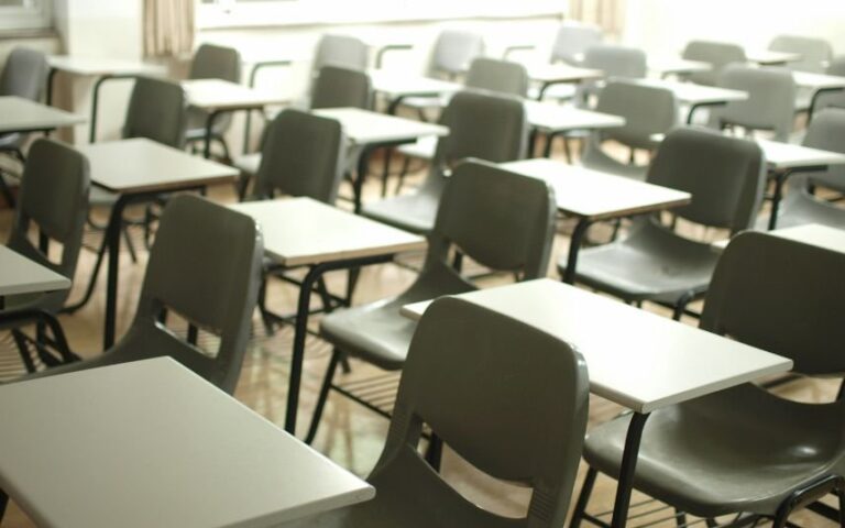 Seixal: Como a auxiliar encontrou o corpo da criança de seis anos que morreu na sala de aula