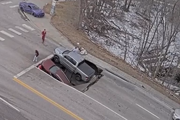 Terra abre-se sob os pés: O momento em que dois carros são engolidos em Omaha
