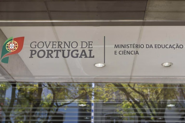 Alunos de doutoramento exigem pagamento de bolsas em atraso em manifestação