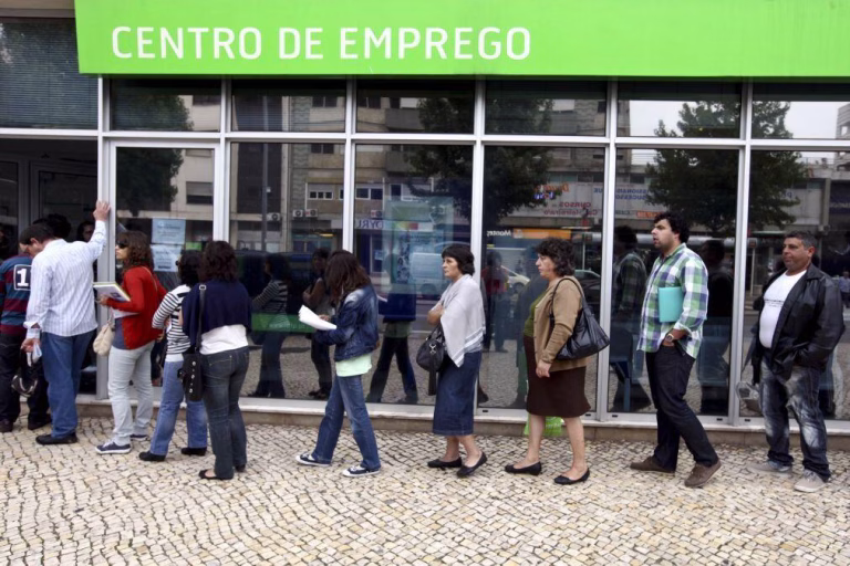 Número de desempregados nos centros de emprego cai 9,7% em abril - IEFP