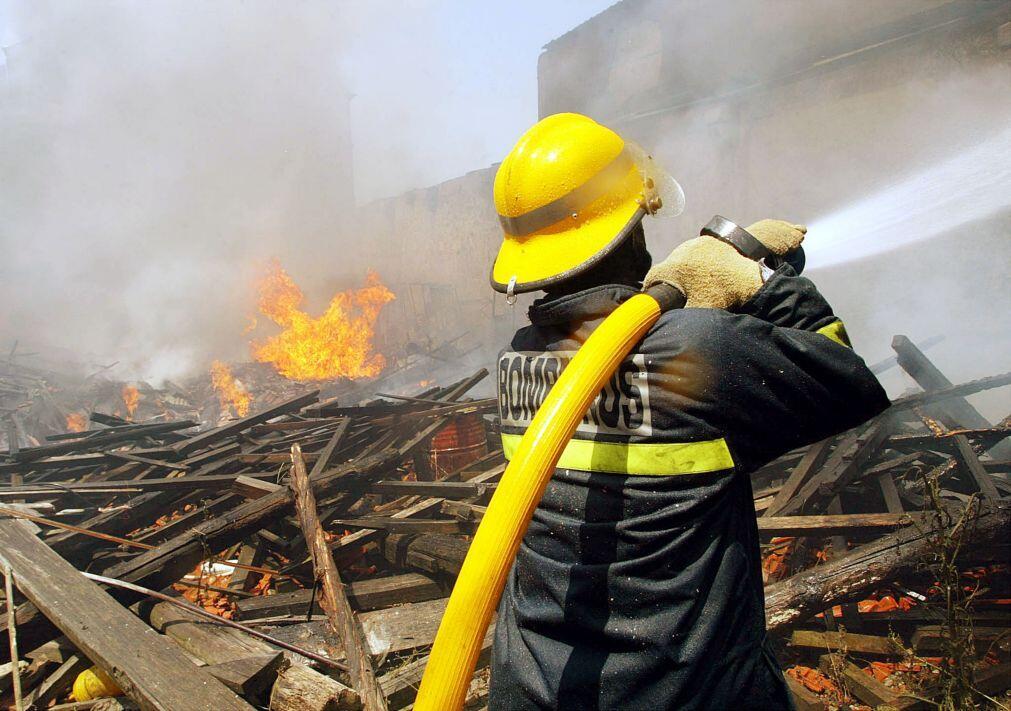 Incêndio ativo em fábrica de calçado em Felgueiras