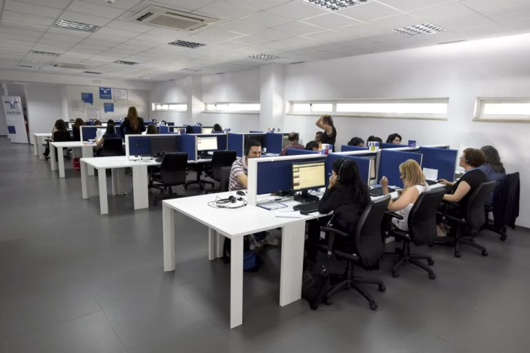 Mais de metade dos trabalhadores dos 'contact centers' com contratos sem termo em 2025  - estudo